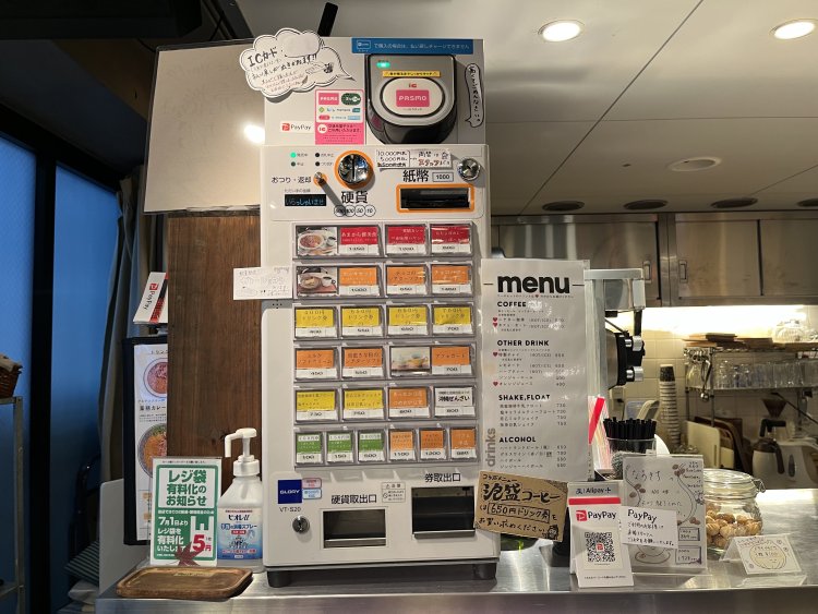 電子マネーまたは現金が使える。精算が済んだら紙のチケットをスタッフに渡そう。