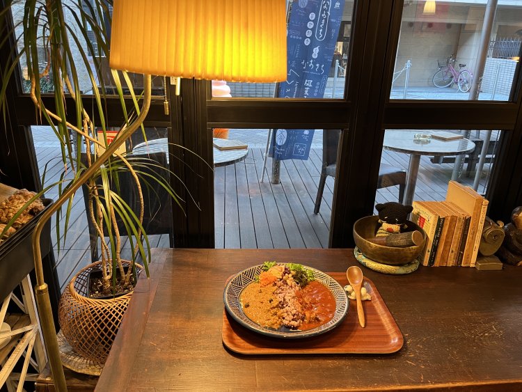 大きめに切った玉ねぎと薄切りの国産豚肉がゴロリと入った発酵赤味噌ハヤシ。