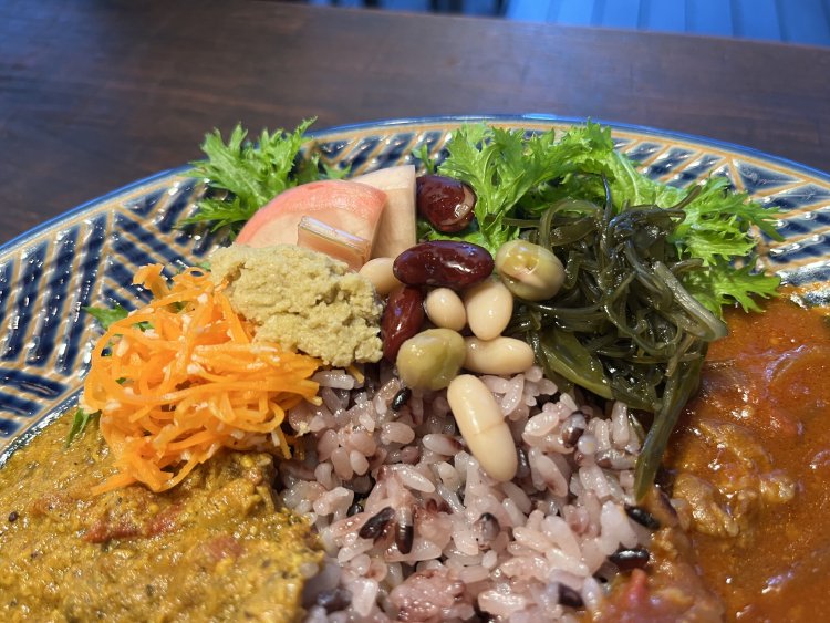 写真左からにんじんラペ、フムス、かぶの甘酢漬け、豆のピクルス、切り昆布の黒酢煮。おかずが5種類ものってくる。