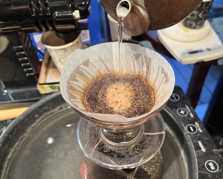 オーダーを受けてからオーガニックのコーヒー豆を挽き、1杯ずつハンドドリップしてくれる。