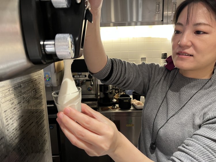 『イチニチイチソフト』と題し、SNSでソフトクリームを絞る動画をほぼ毎日配信している店長の矢野さん。