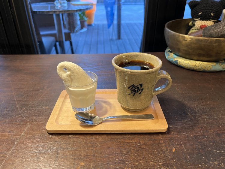食後のお楽しみは淹れたてのコーヒーとミニミルクソフトクリーム。