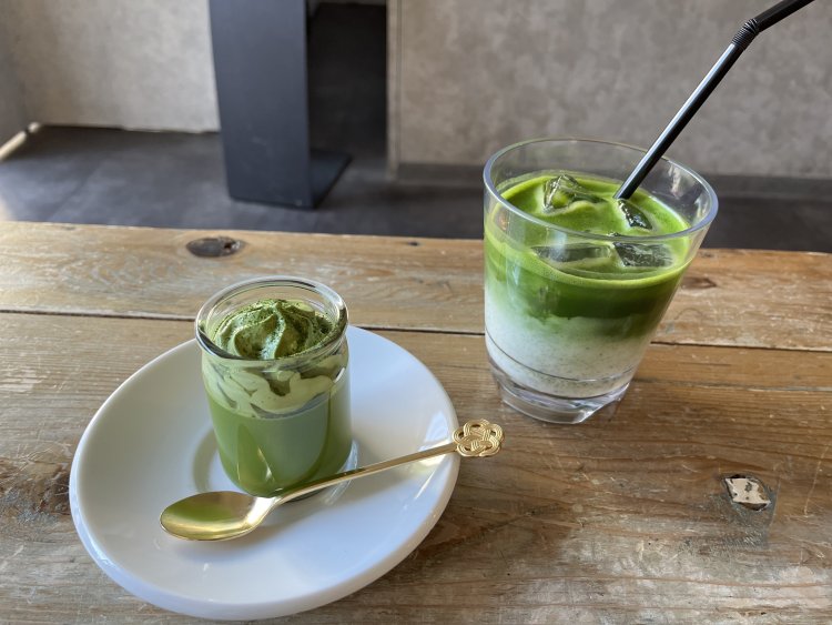 自家ブレンドの抹茶を毎日石臼でひいたものを提供している。