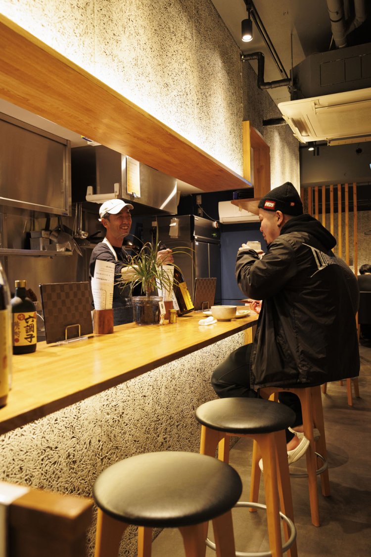 カウンター席8席とテーブル席2卓を配す。