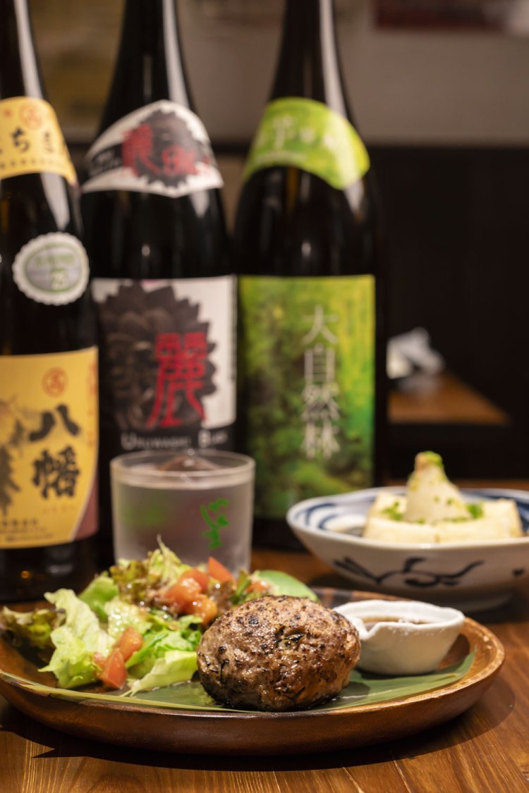 「蓮華茶屋謹製高尾ハンバーグ(R)」1480円は、女性杜氏が仕込む芋焼酎「麗し Black」600円と合わせよう。