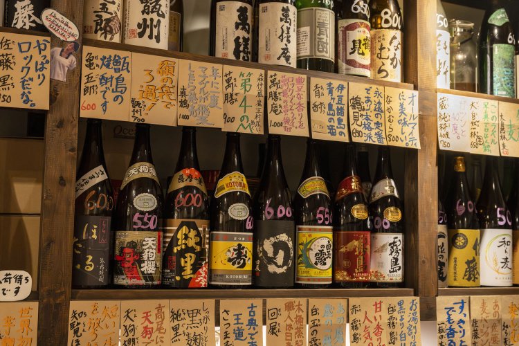 厳選された焼酎が壁を埋める。