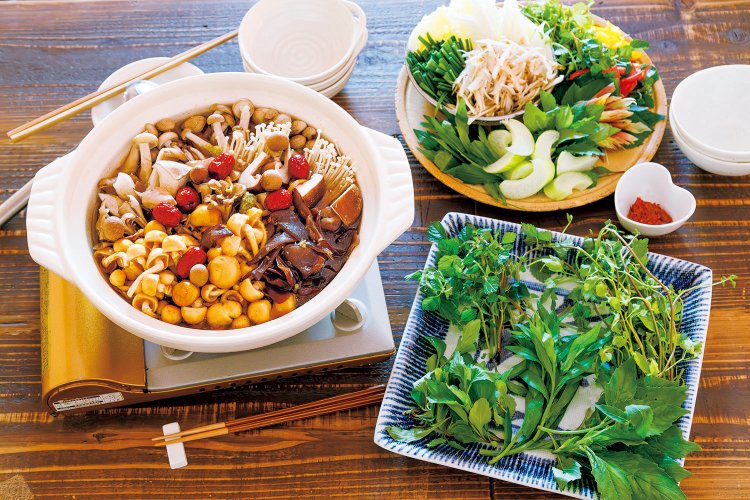 『ボルベール』の名物・薬膳スープ鍋（写真は5人前）。セリやヒメジオンなどの野草、チャーガやヤマブシダケなどをベースにキノコがふんだんに入り、食欲をかきたてる味に。☎088-861-2228。