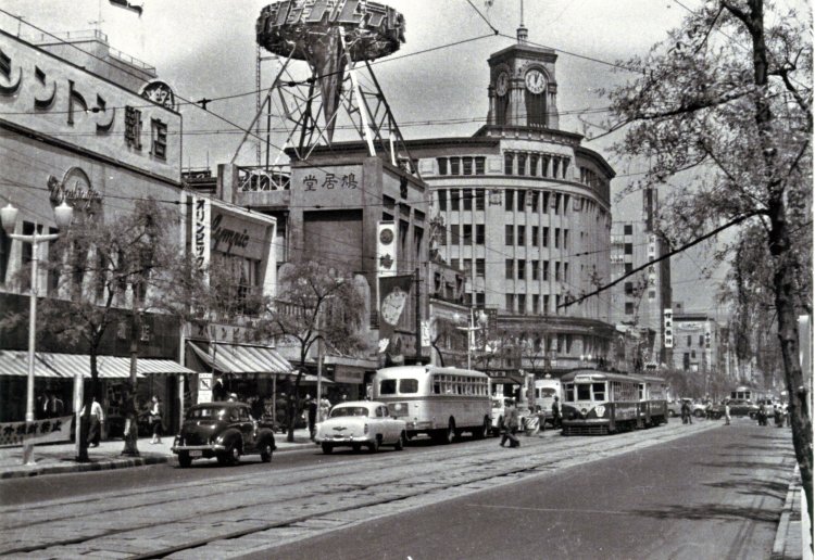 銀座五丁目松坂屋前から四丁目方向（撮影＝青柳安彦）。