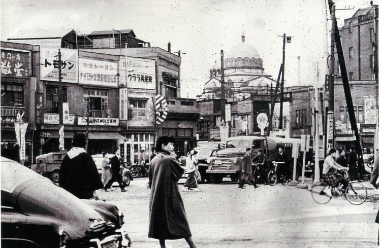 淡路町交差点付近からニコライ堂（撮影＝青柳安彦）。