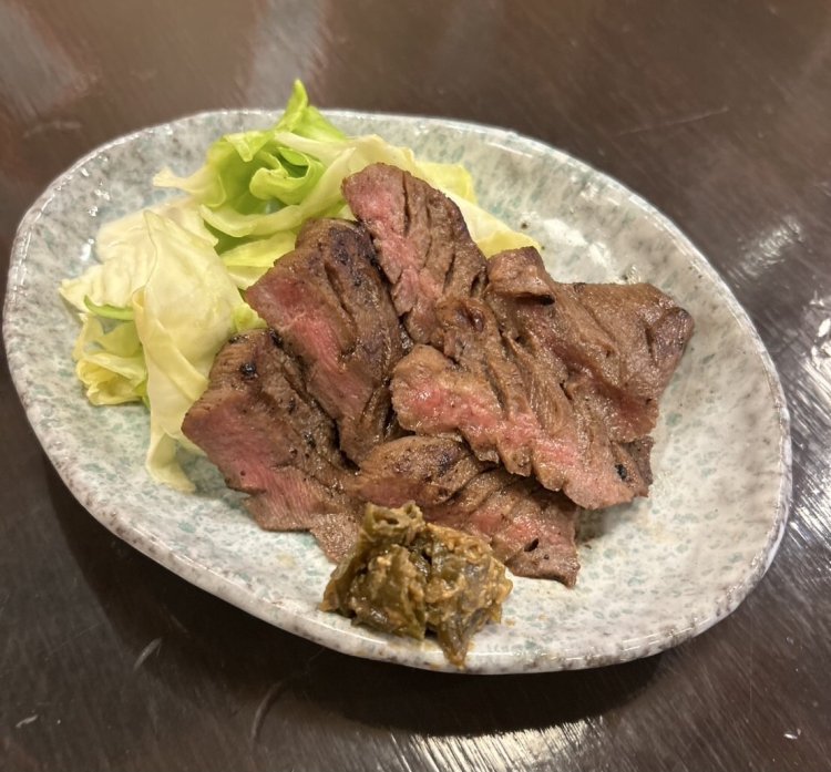 宮城県仙台市『焼肉 花楽』の熟成厚切り牛タン。