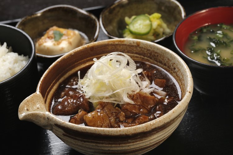 東京都『もつ焼き煮込み 三六』のもつの赤だしどて煮込み。