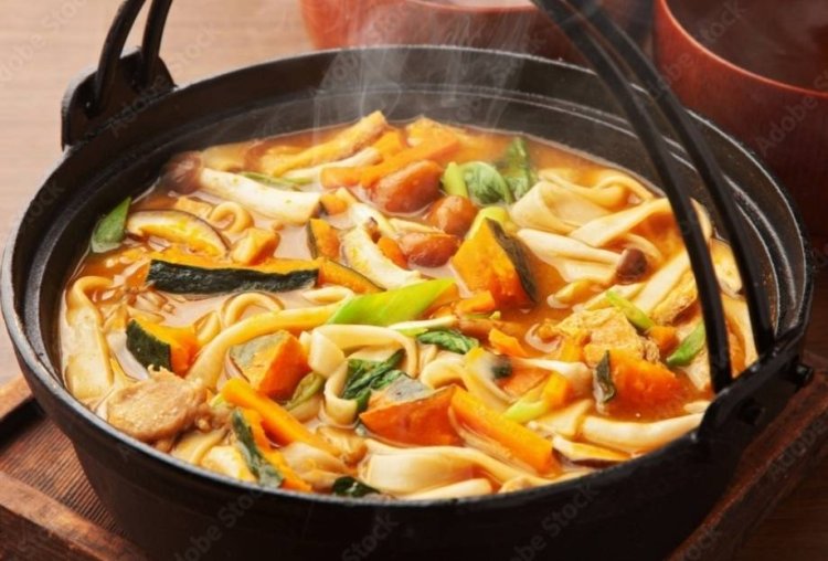 山梨『コオロギ』の鶏味噌ほうとう鍋。