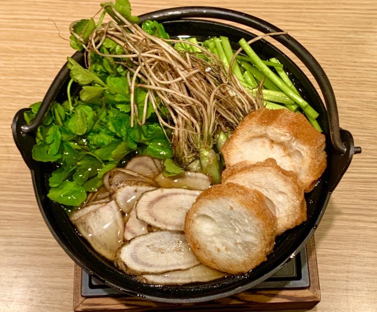 宮城県仙台市『伊達トリムネ』の仙台せり鍋。