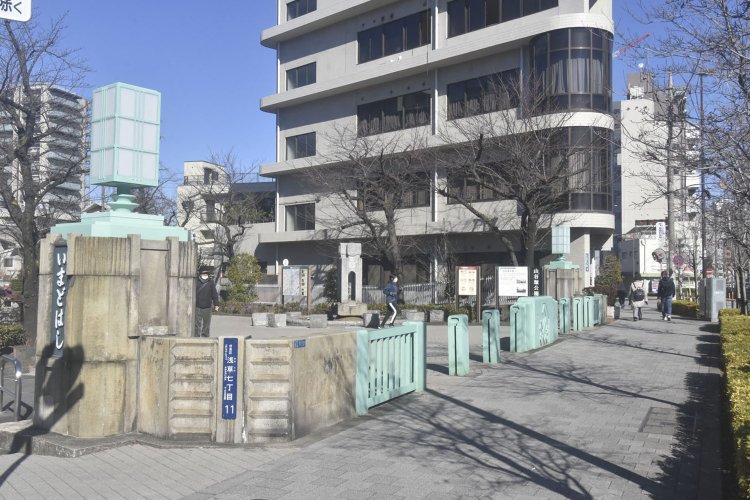 今は橋の親柱だけが残されている今戸橋跡。