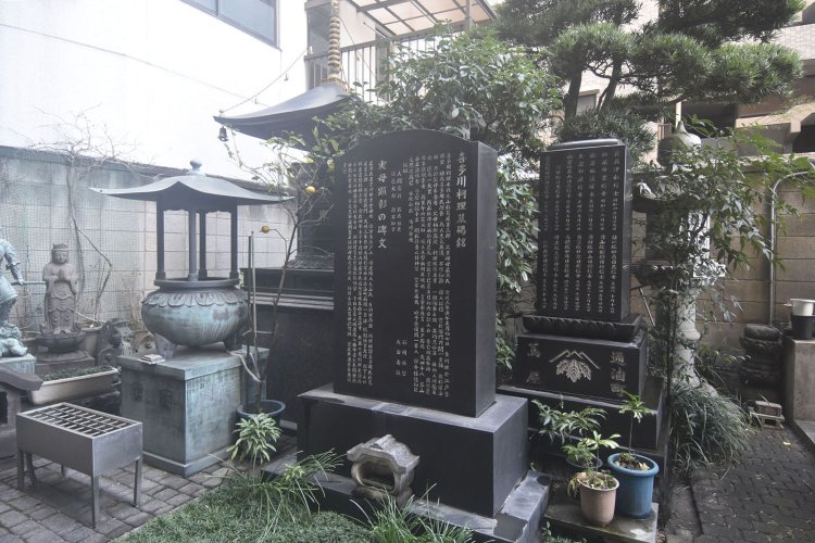 右に見える蔦屋家先祖累代が刻まれた碑の、上段左から3番目「幽玄院義山日盛信士」が蔦重の戒名。