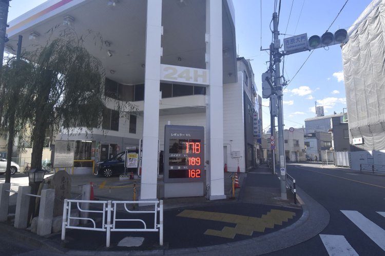 左手歩道にあるのが見返り柳、右奥の道が五十間道。