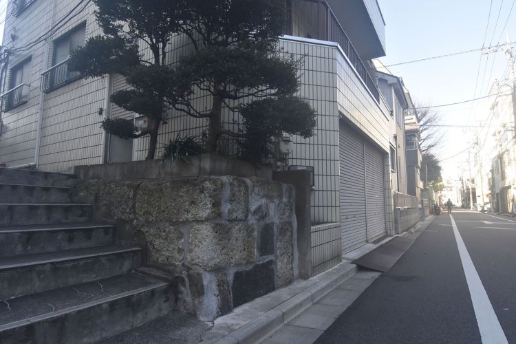 吉原公園へ続く道は周囲よりも低く、ここにお歯黒どぶがあったと考えられている。階段脇の石垣が擬定地とされている。