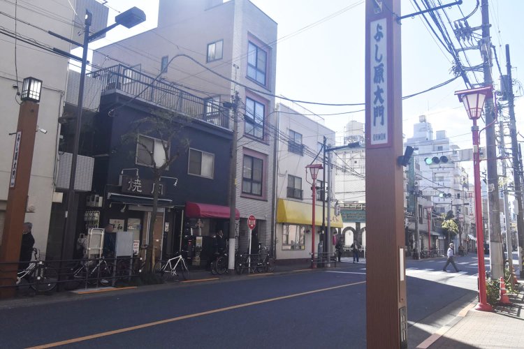 今は街路灯の柱に貼られたプレートだけが往時をしのばせる吉原大門。