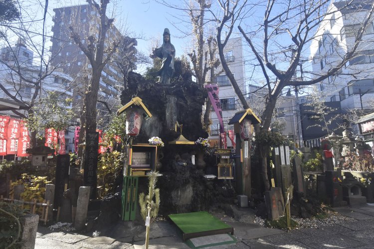 悲運の遊女たちを慰霊する観音像が立てられた吉原弁財天本宮。