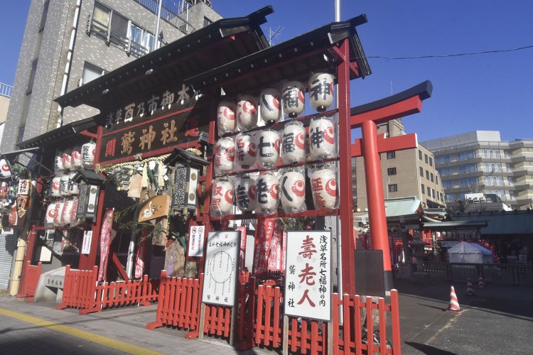 11月の酉の市は今も大勢の参拝者が訪れる鷲神社。縁起物の熊手で知られている。