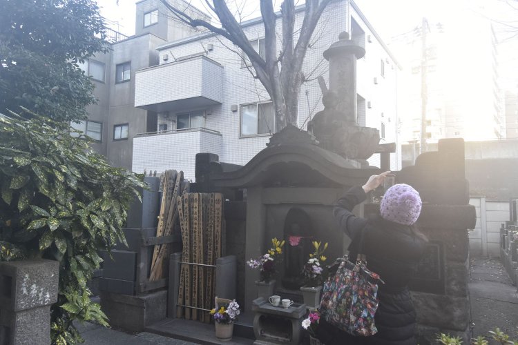 本堂裏手墓地に建立されている新吉原総霊塔。