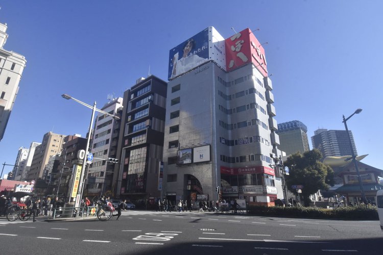 スタート地点は観光客でにぎわう浅草駅。