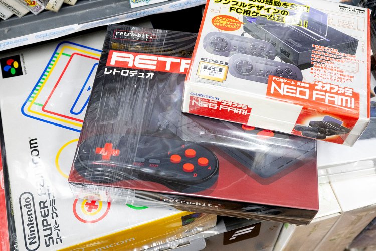 当時のゲーム機がなくても、写真のようなさまざまなメーカーから出ている「互換機」でプレイ可能だ。