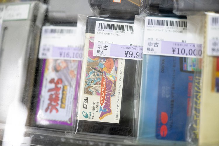 「何これ!?」という品に出合って驚けるのも歴史ある作品ならでは。写真の初代『ドラクエ』は幻のMSX2版だ。びっくりするようなお宝に出合うことも。