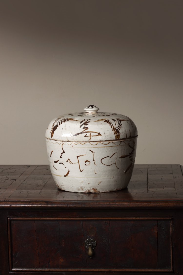 白掛鉄絵蓋物 磁州窯 明時代 16世紀 日本民藝館蔵。