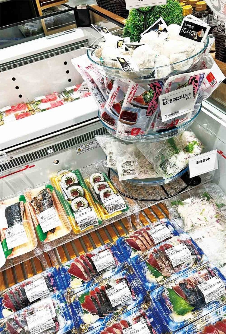 カツオのたたきに生ニンニクのスライスは必須のため、鮮魚売り場にニンニクはマスト！