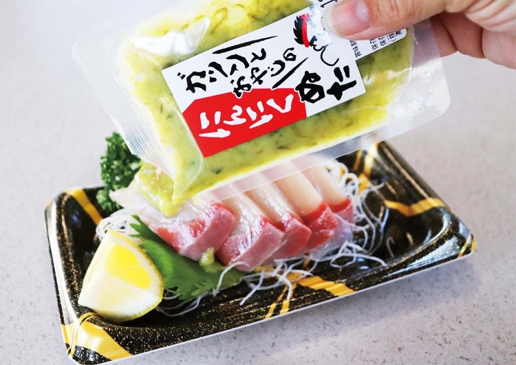 刺身につけるのは「ぬた」。葉にんにく、味噌、酢、砂糖などの伝統調味料。オリジナル「ガツンとおやじのにんにくぬた」。