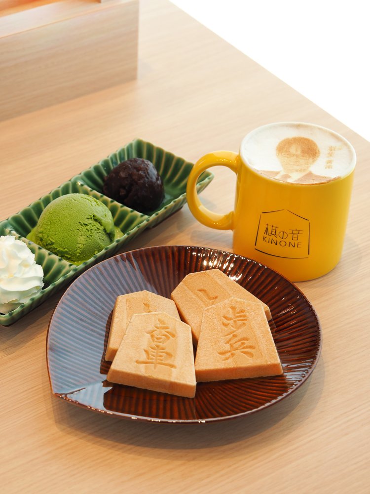 自分でつくる駒もなか880円、月替わり棋士カプチーノ770円（取材時は羽生善治会長のプリント）。