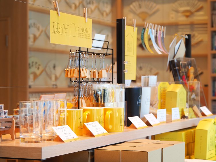 カフェで使用されるマグカップはショップで購入できる。