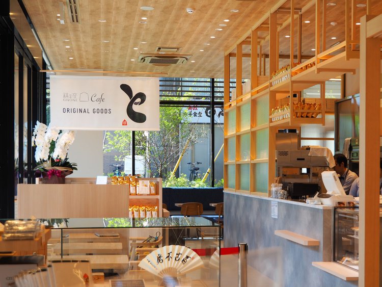 ガラス張りの明るい店内。