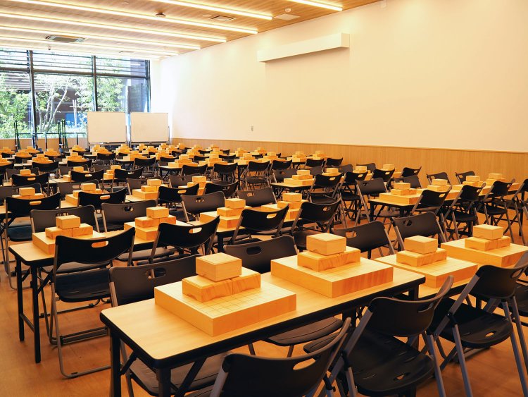 将棋道場。一部の席にはカフェのドリンクメニューを持ち込むことも可能。