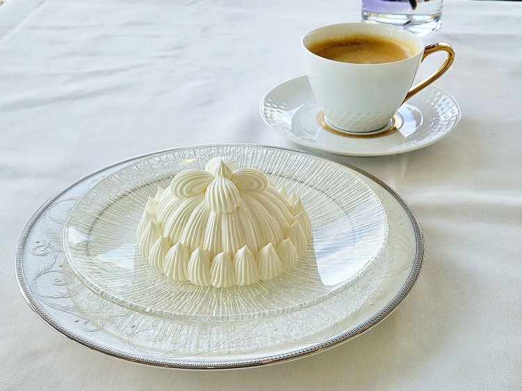 マロンシャンテリー 単品1210円、セット（コーヒーor紅茶）2090円（※サービス料別）。