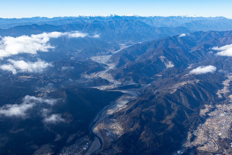 富士川がくねくねと曲がりながら山梨方面へと続く。奥には雪を冠した南アルプスの山々が見える。