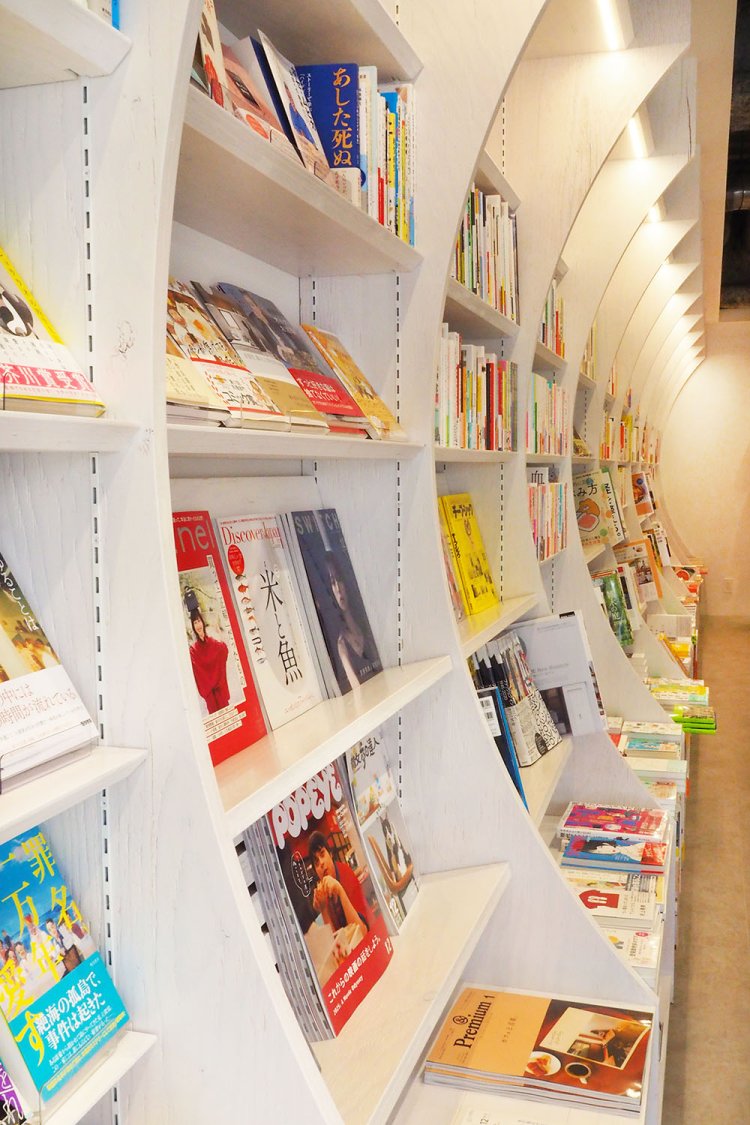 曲線が印象的な棚。