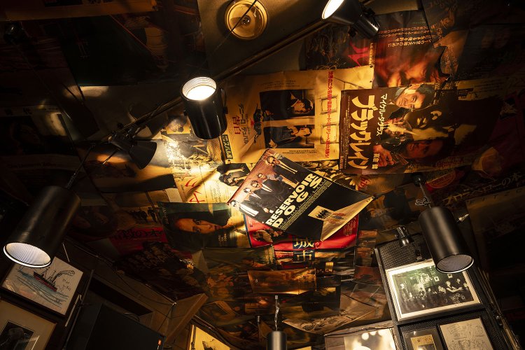 天井には映画のポスターが。