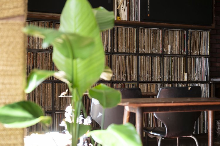 『ジャズ喫茶 マサコ』では、アフリカンやアバンギャルドなど、幅広くジャズを聴かせてくれる（撮影＝高野尚人）。