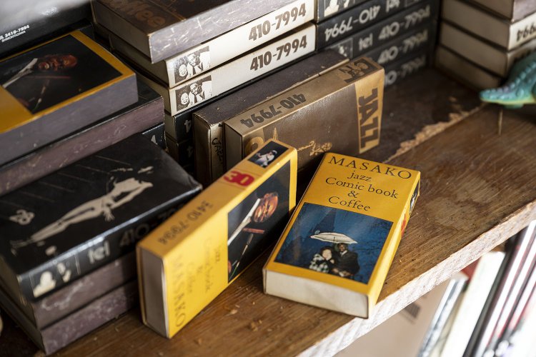 ロゴ入りの食器やインテリア、レコードやスピーカーなど、旧「マサコ」から引き継いだものは多い。