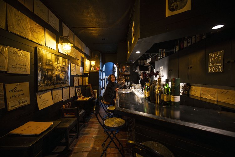 美佐さんは必ずライブに色紙を持参。その時にもらったサインが店内に飾られている。