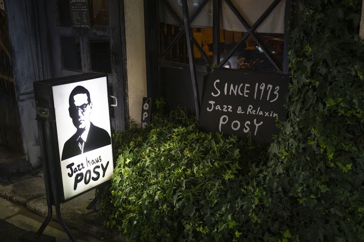 夜には看板に明かりが灯る。