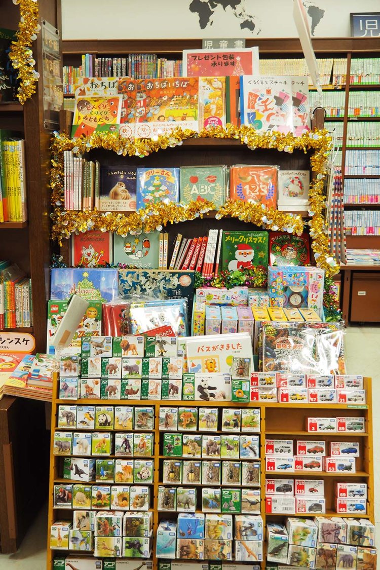 クリスマスムードが満載の児童書の棚（取材時）。