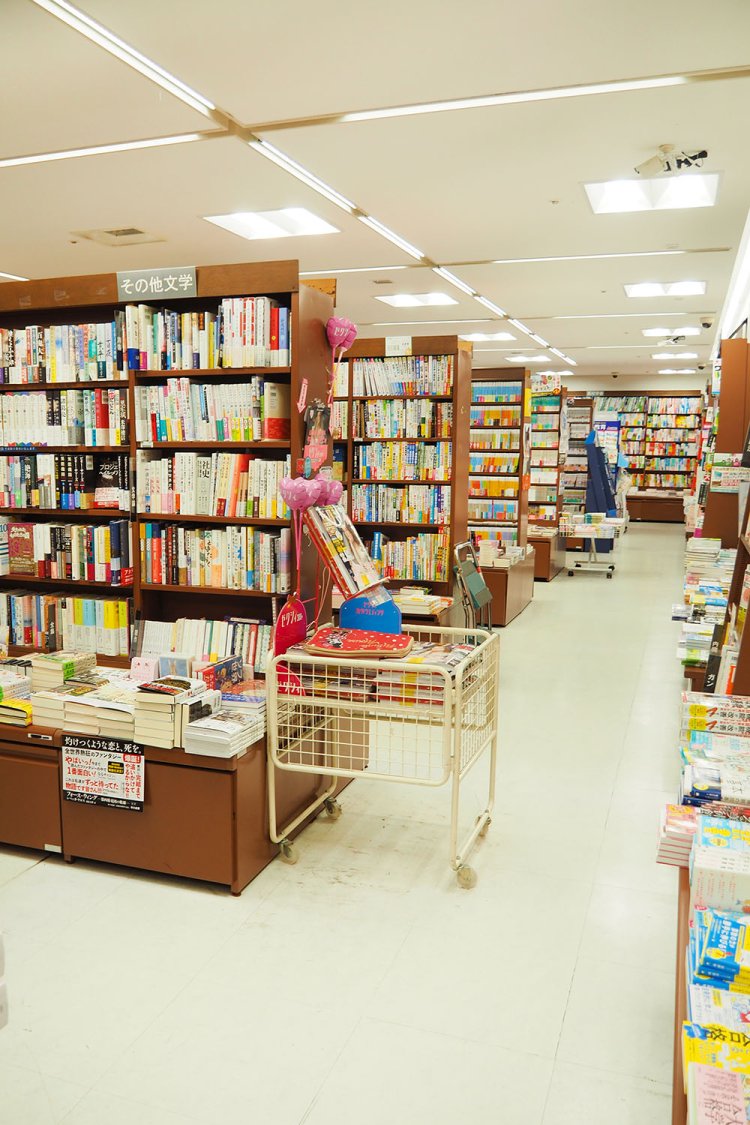 通学途中の学生の姿もちらほら。参考書や文具売り場も充実。