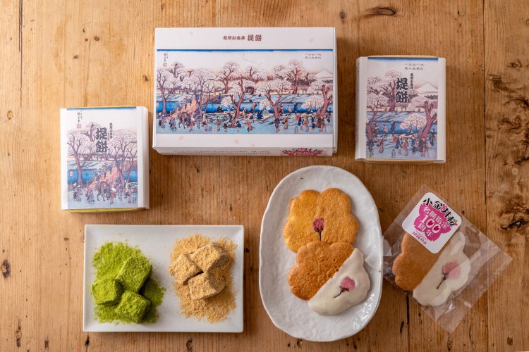 小金井桜名勝指定100周年を記念して発売した「堤餅」1400円。「桜花（おうか）サブレ」は冬限定のホワイトチョコ味170円。