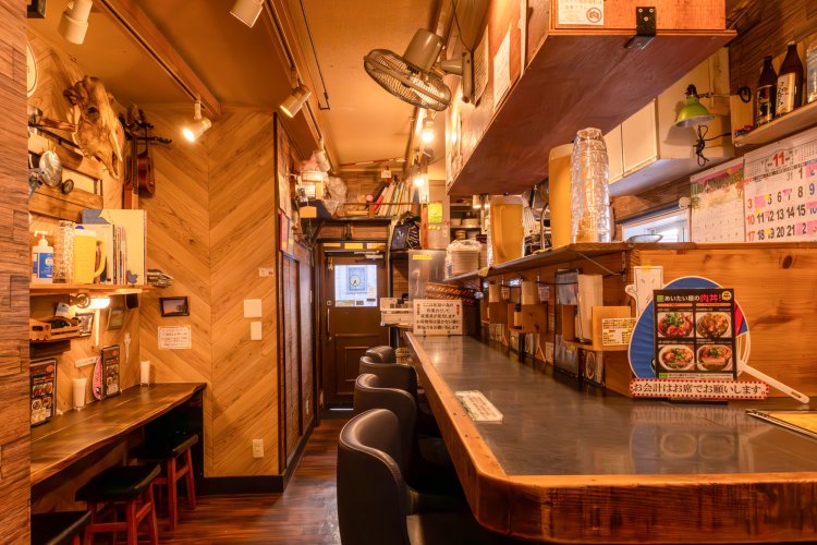 肉を焼く音が響く店内。2階には座敷席も。