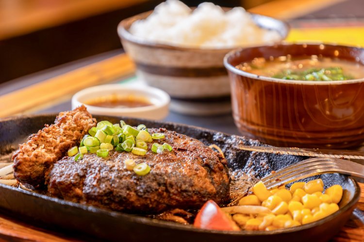 いわて山形村短角牛ハンバーグ200ℊ+ごはんセット2805円。