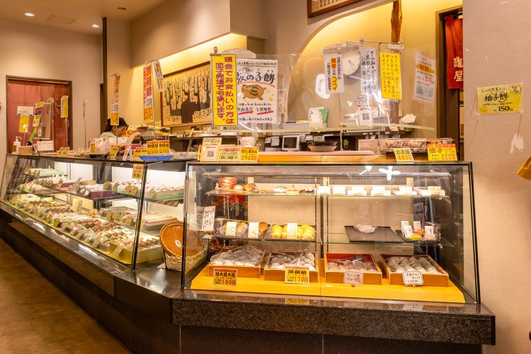 商品の種類が豊富で、生菓子のファンも多い。