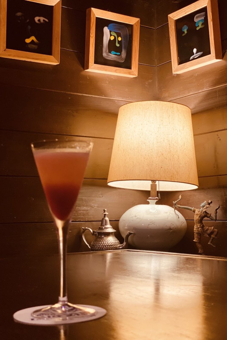 オリジナルカクテル、東京ローズ1500円。第二次世界大戦中、連合国側向けプロパガンダ放送のアナウンサー・戸栗郁子がそう呼ばれた。